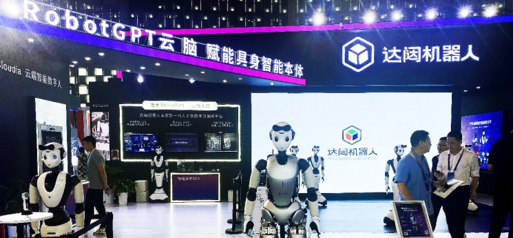 “十八金刚”之一！达闼人形机器人闪耀2024世界人工智能大会